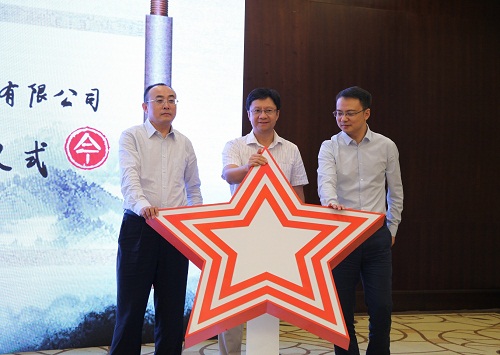 方正電子總裁楊斌（中）、華為中國區(qū)企業(yè)BG廣電媒資業(yè)務(wù)部副部長張宏中（右一）、方正電子數(shù)字出版與教育業(yè)務(wù)部總經(jīng)理劉長明（左一）共同發(fā)布融合云出版解決方案.jpg
