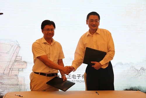 方正電子總裁楊斌（左）、國家開放大學(xué)出版?zhèn)髅郊瘓F(tuán)總編輯、中央廣播電視大學(xué)出版社總編輯任巖（右）代表雙方簽約.jpg