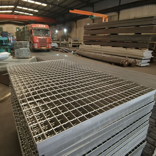 不銹鋼平臺鋼格板打造安全穩(wěn)固的工業(yè)環(huán)境