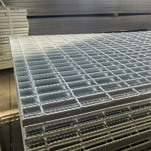 鋼格柵板提升港口運(yùn)輸通行性與安全性