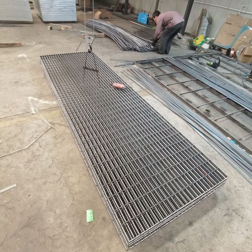 市政工程鋼格板選型：玻璃鋼格柵VS金屬格柵對比！