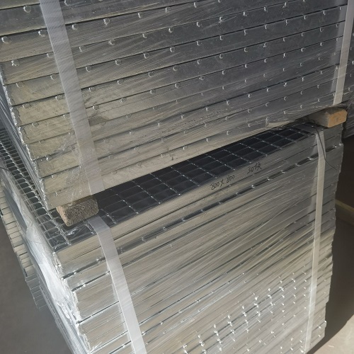 化工廠鋼格柵防腐蝕方案：應(yīng)對強酸堿環(huán)境的選型策略